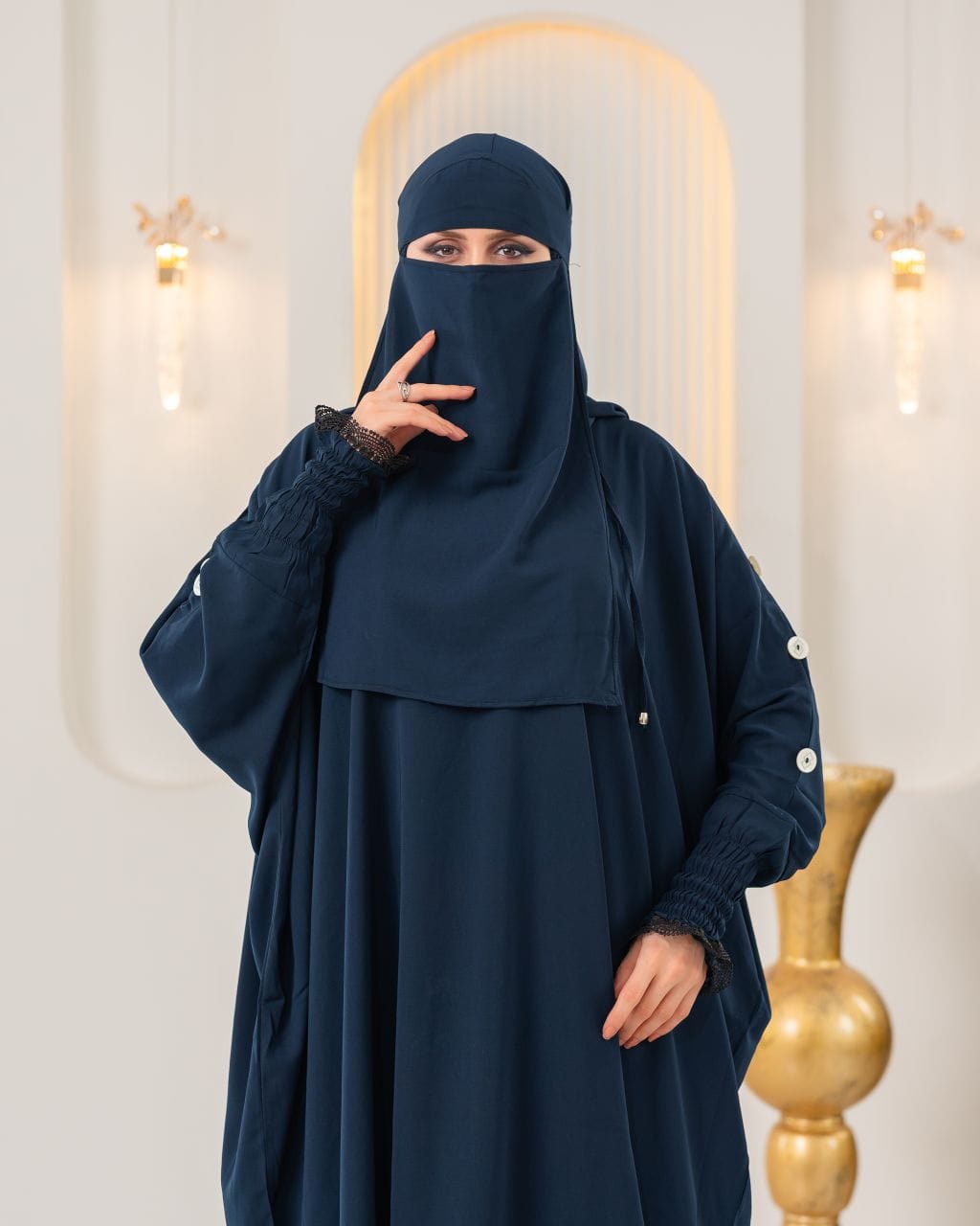 عباية خليجية زرقاء داكنة - حجاب مدمج، قماش كريب كوري فاخر