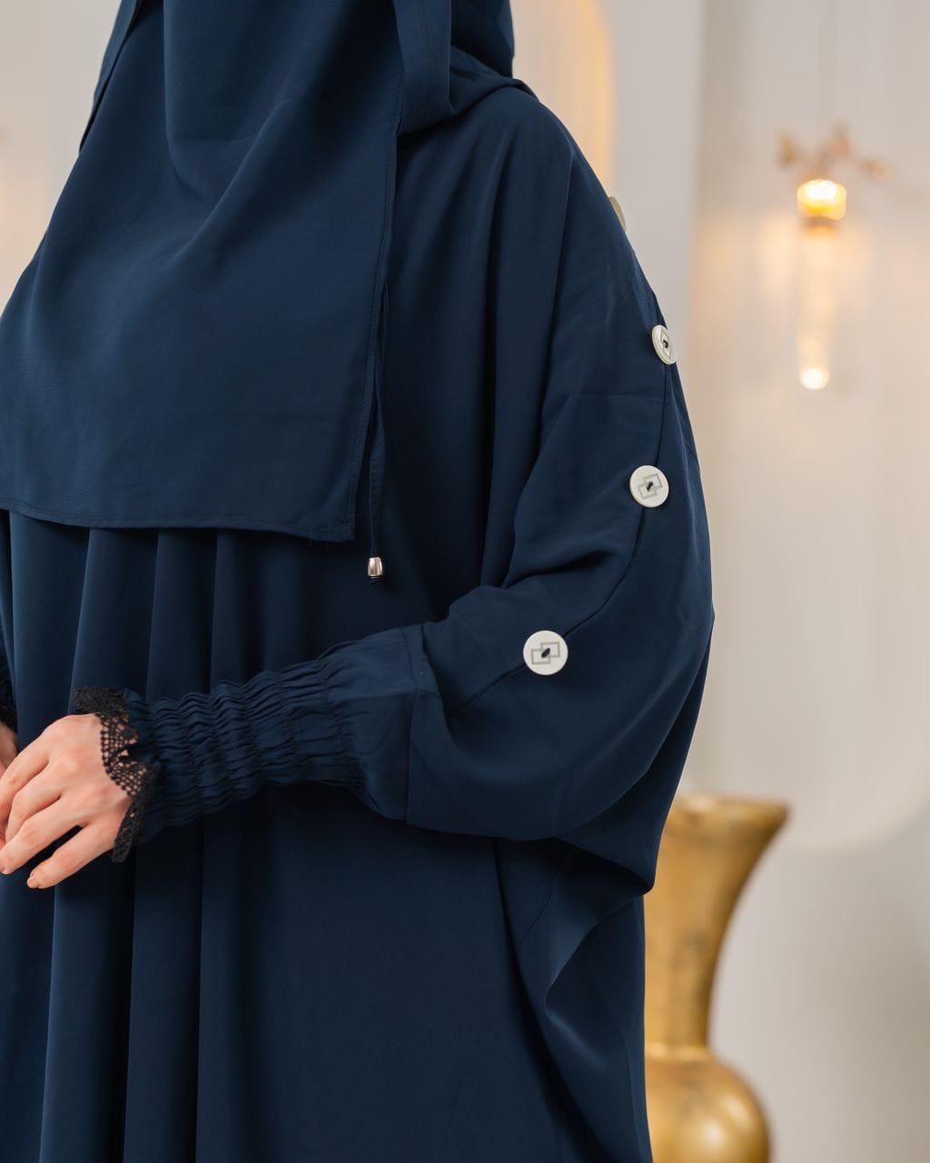 عباية خليجية زرقاء داكنة - حجاب مدمج، قماش كريب كوري فاخر