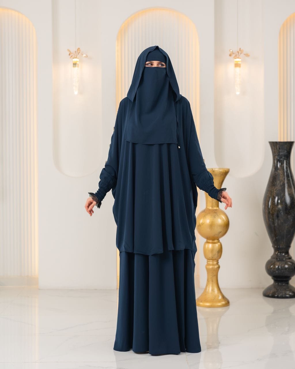 عباية خليجية زرقاء داكنة - حجاب مدمج، قماش كريب كوري فاخر