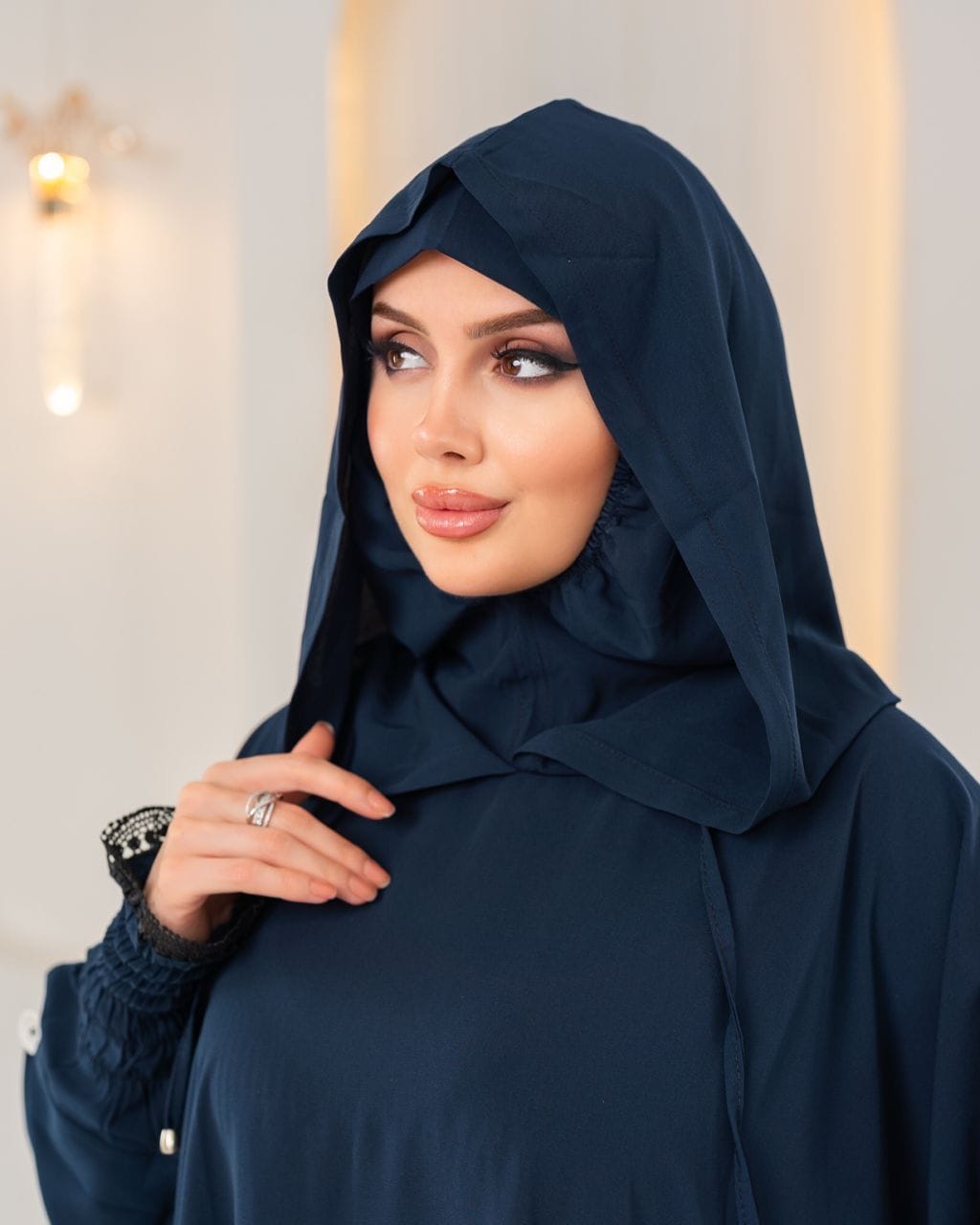 عباية خليجية زرقاء داكنة - حجاب مدمج، قماش كريب كوري فاخر